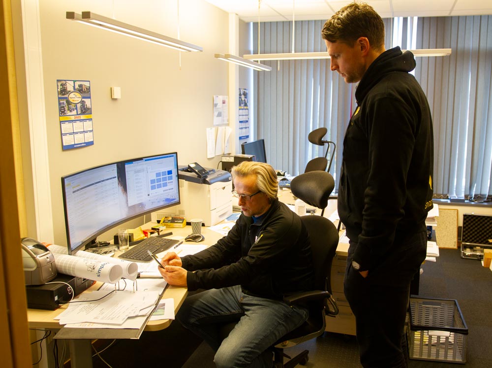 Account Manager Steffen Nerdal är ute och besöker Bjarne Moxness på hans kontor i Bergen